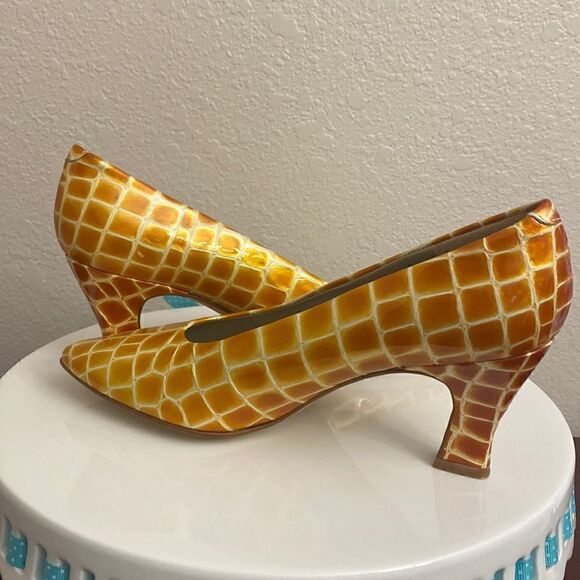 🦒🦒Unique Bandolino  Made in Spain Copper and White design!! - Picture 2 of 9